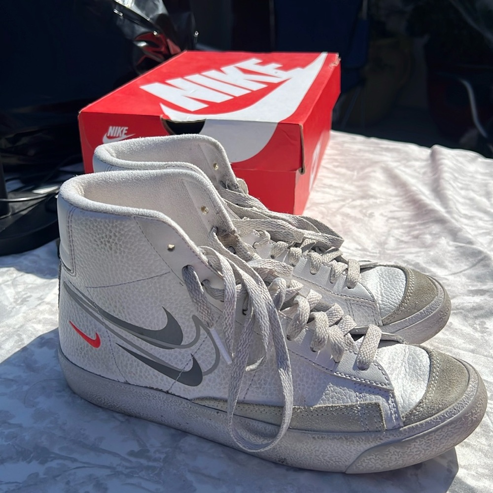 Nike women’s shoes 5-1/2